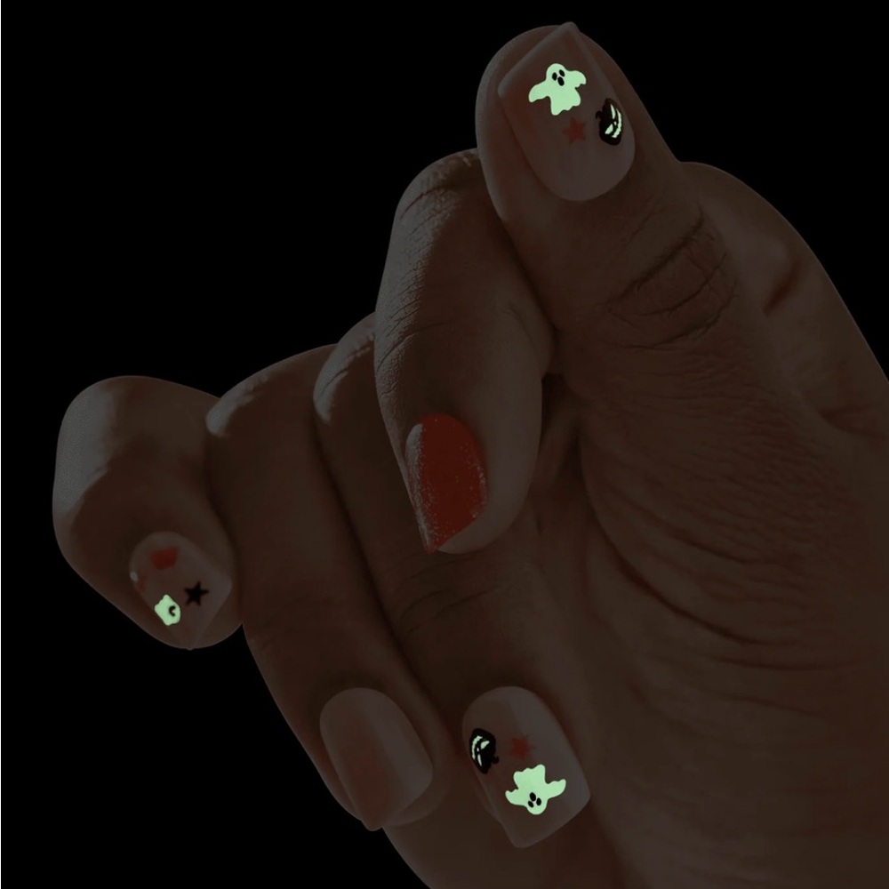 New Kiss Impress Design Glow in the Dark 30 Press on Nails Boo Short